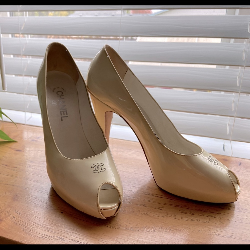 Chanel creme heels 👠